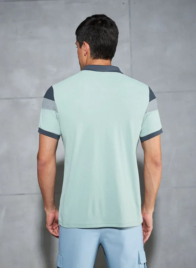 تكنوسبورت تيشيرت بولو بأكمام قصيرة بقصة ضيقة وتصميم كتل الألوان